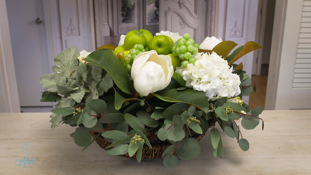 Falling into FALL! A wonderful table display of white magnolias, hydrangea & apples…