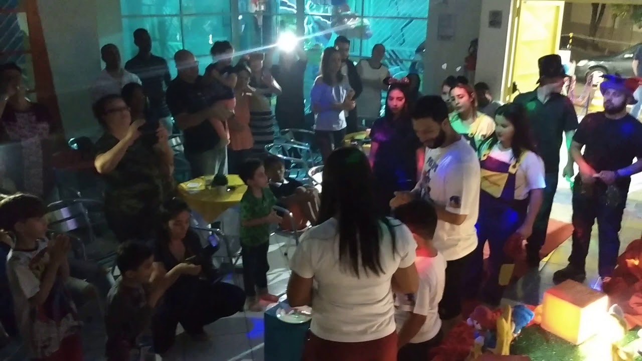 Hora de cantar parabéns para Felipe
