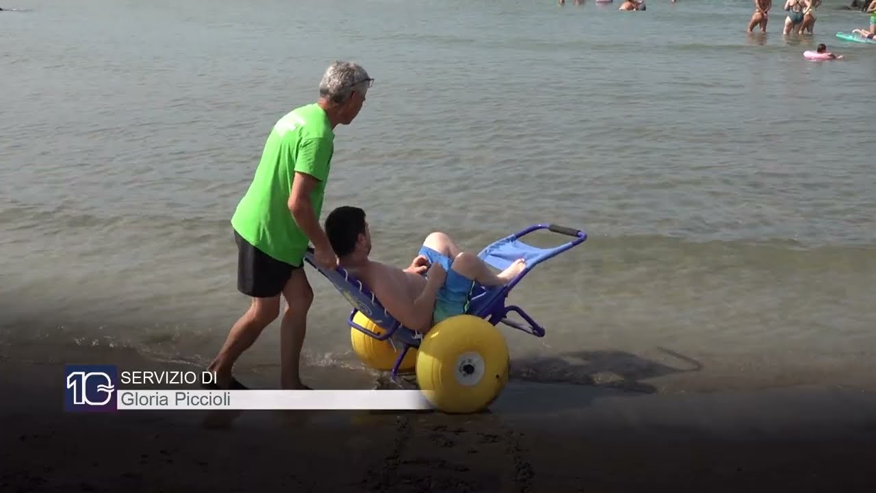 A Fiumicino grande affluenza nella “spiaggia inclusiva” dove il mare è davvero per tutti - Canale 10