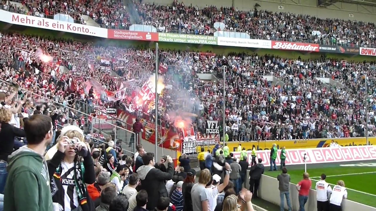 Köln in Gladbach - Pyro und Bengalo vor dem Spiel am 10.04.2011 in HD