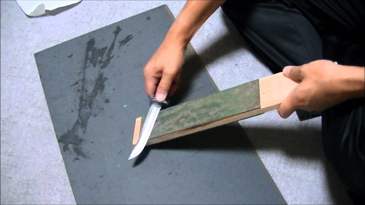 革砥でナイフを研ぐ