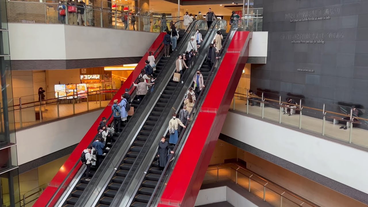 Yokohama MInatoMirai Queen's Square Escalator  みなとみらいクィーンズスクエアエスカレーター