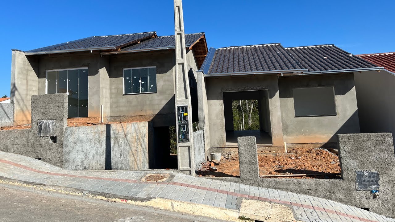 ACOMPANHE A CONSTRUÇÃO DE CASAS ECONÔMICAS EM PILOTIS DE 2 QUARTOS, SENDO 1 SUÍTE EM TERRENO DECLIVE