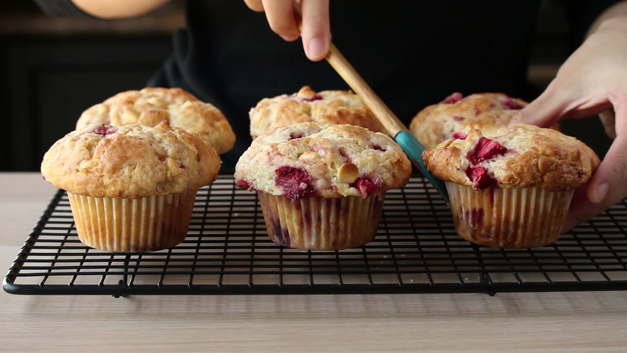 Jumbo Strawberry Chocolate Chip Muffin | Muffin Stroberi