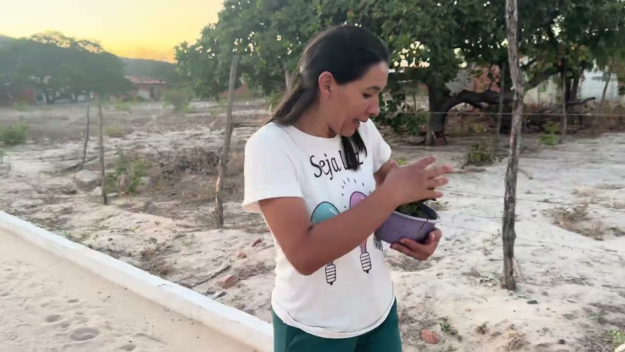 Claudinha foi mexer no que não era dela e olhando o que deu