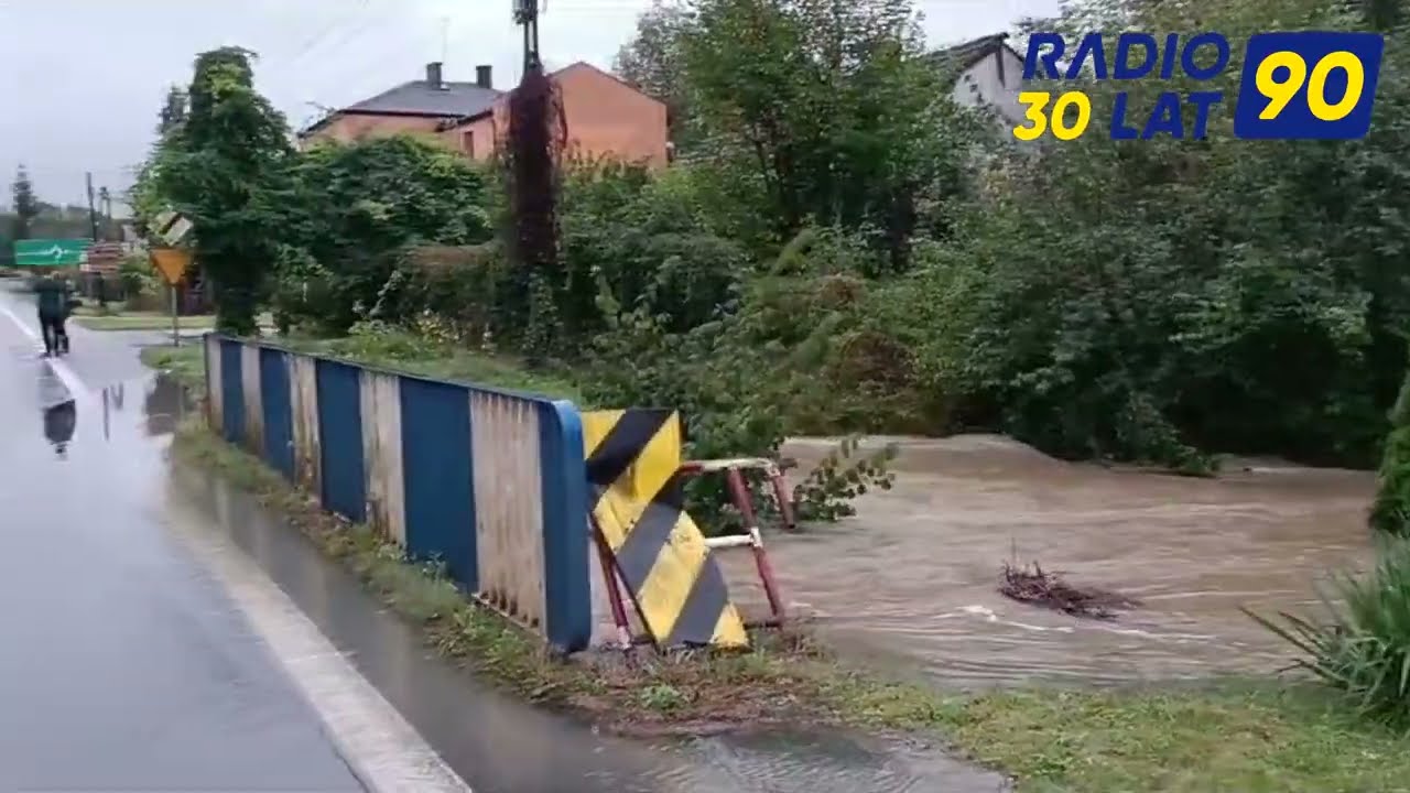 Zebrzydowice: Woda przelewa się przez most i wylewa ze stawu 
