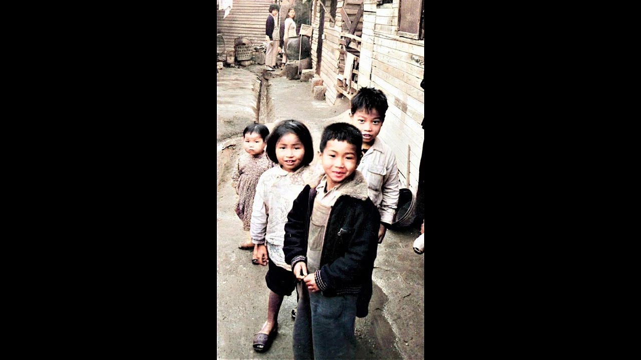 1950年代深水埗山邊木屋區～小孩的笑容