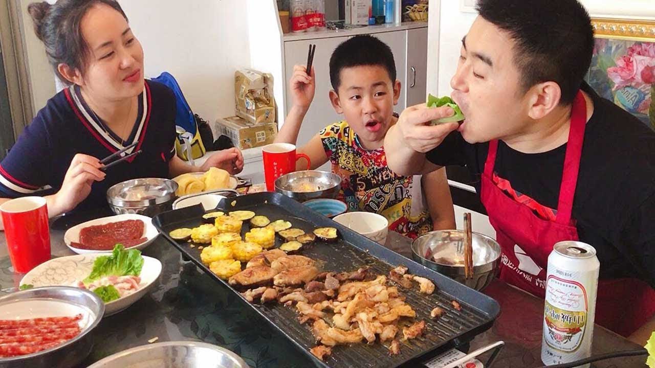 【超小厨】家庭自助烧烤，牛排、鱿鱼、烤五花肉，啤酒烤肉管够，真过瘾！