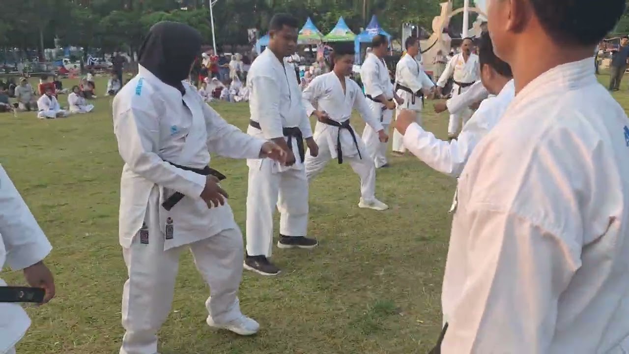 Black Belt Forki Kudus Berlatih Bersama di Simpang Tujuh, Kudus, Jawa Tengah.