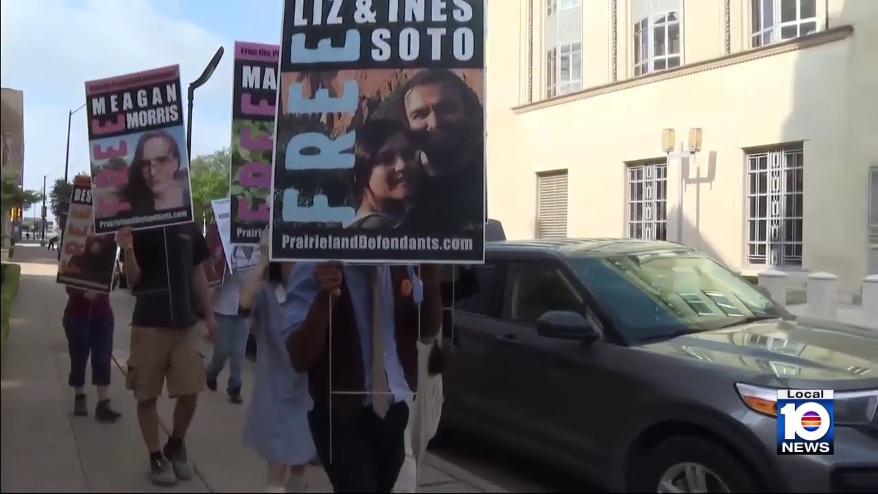 8 человек, осужденных за стрельбу и протест у центра иммиграции в Техасе, приговорены к десяткам ...