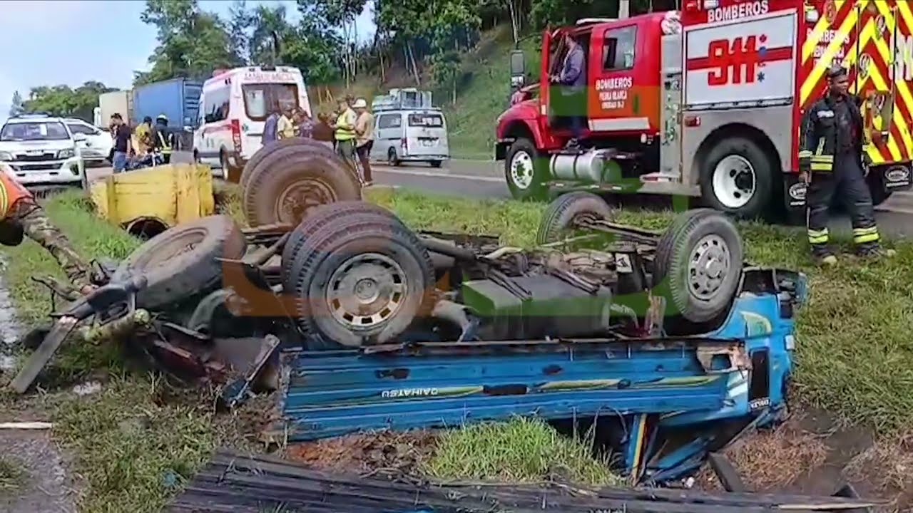 #SeSalvaronEnTablita - Conductor de camión perdió el control en Piedra Blanca, autopista Duarte