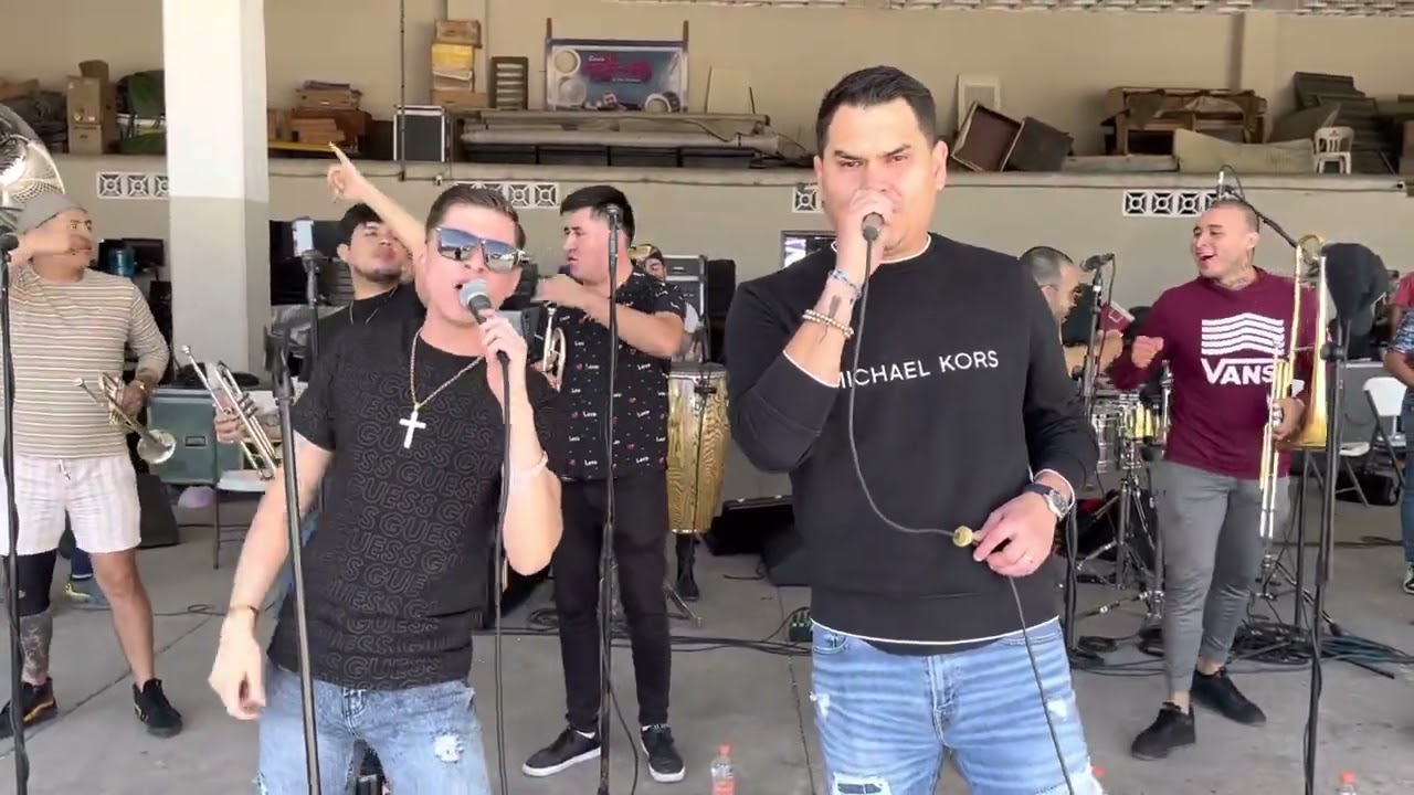 Intro - Banda Los Recoditos EN VIVO