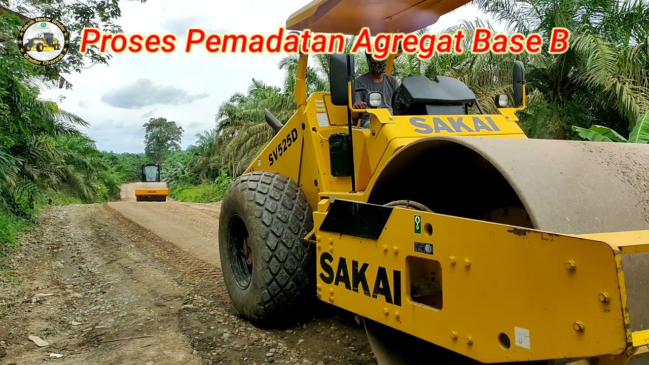 Penghamparan Agregat Base B yang Masih Bertumpukan Hingga Menjadi Rapi, (District Road Construction)