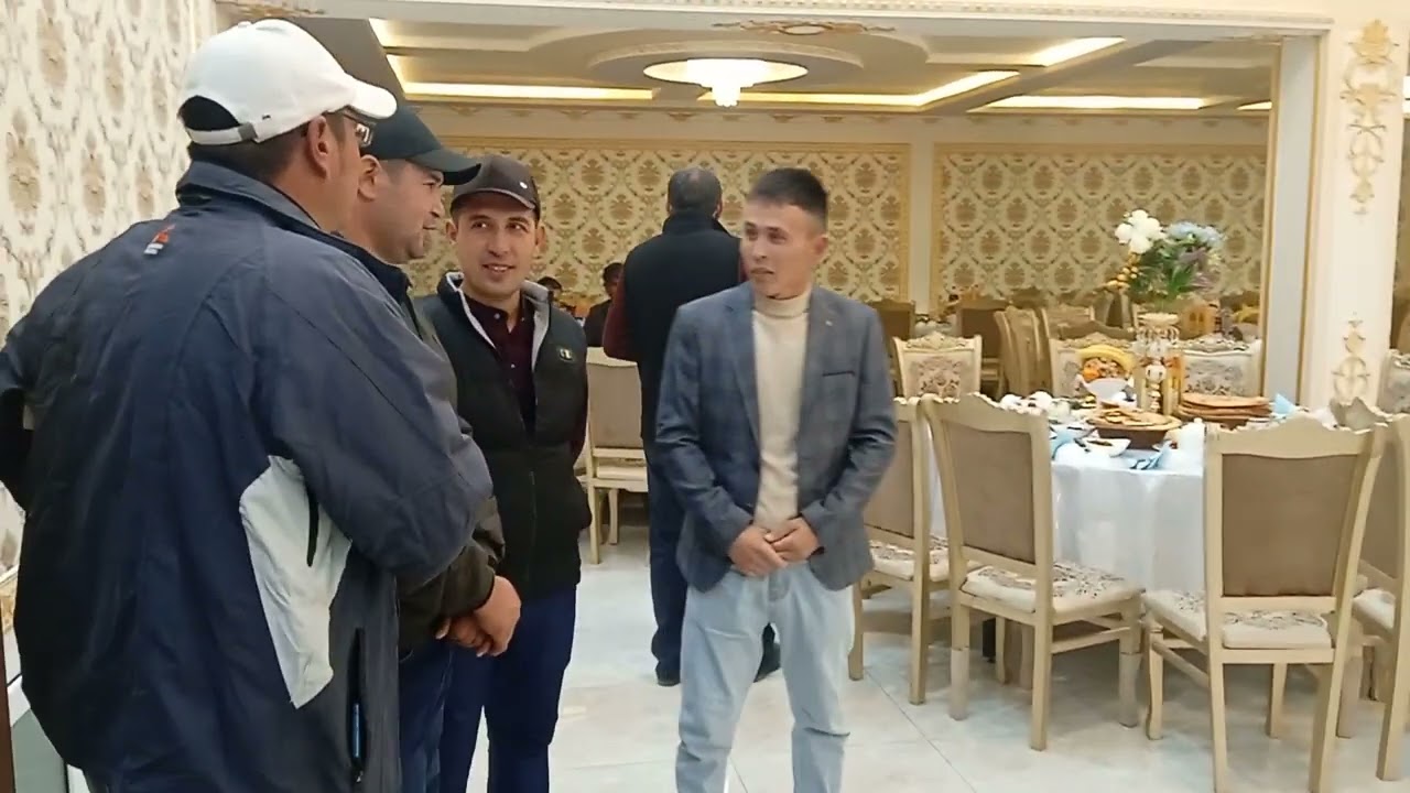 Тўйда таниқли полвонлар дуода.