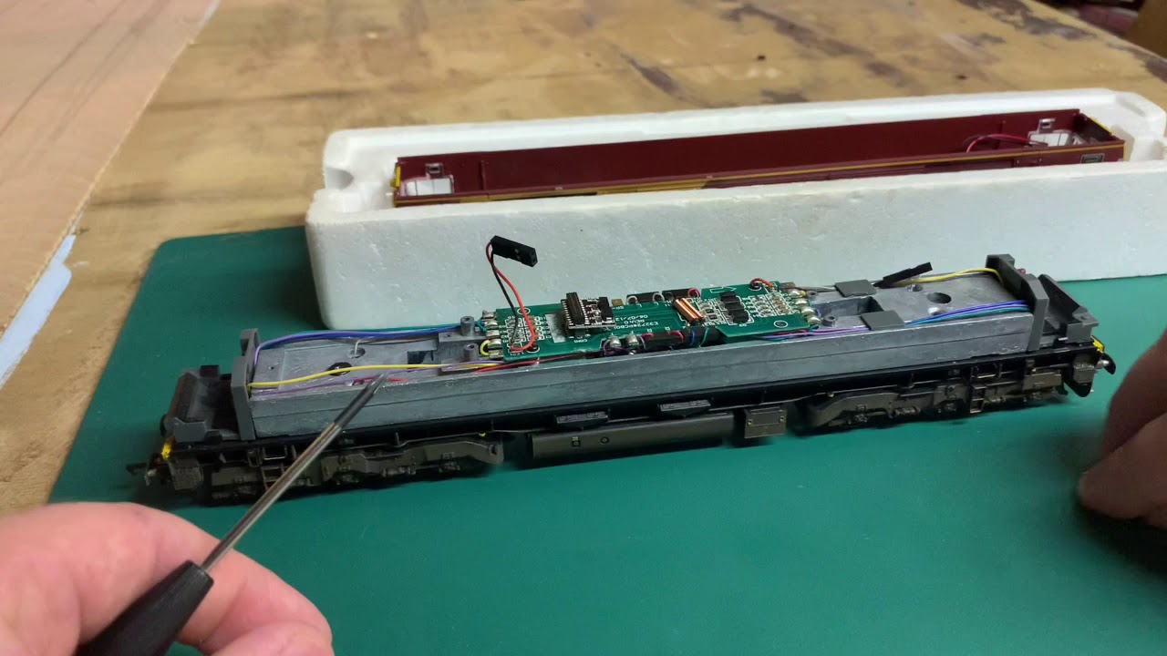 How to install a Dcc decoder