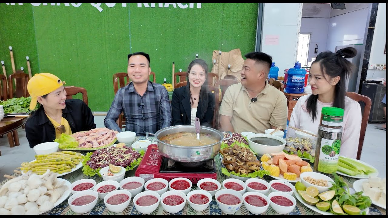Mở đại tiệc đ&oacute;n Sapa tv v&agrave; Nga Sumo tặng d&acirc;n bản l&agrave;m đường Đo&agrave;n kết m&aacute;y nghiền đ&aacute;. Nguyễn Tất Thắng