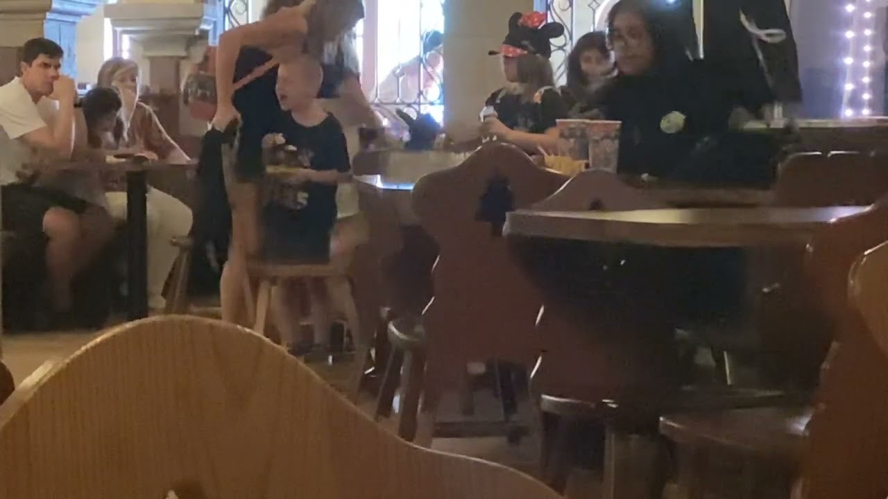 kid has tantrum at disney world