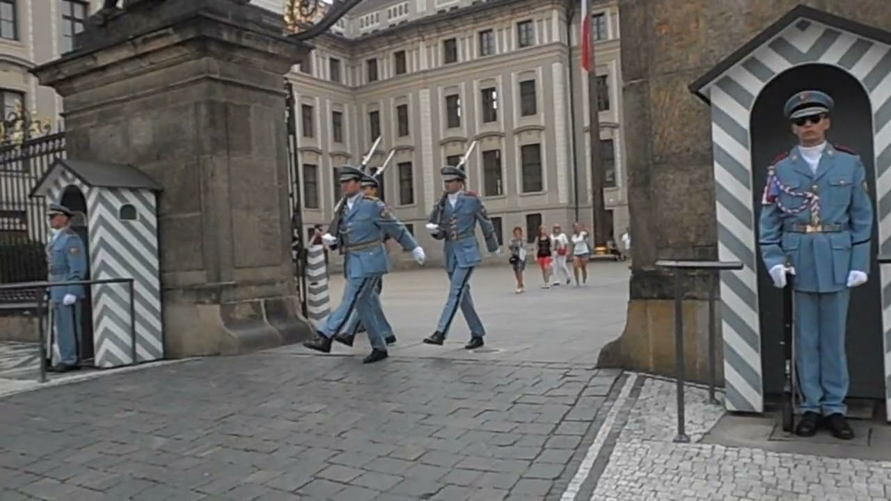 Zmiana warty honorowej na Praskich Hradczanach - Hradcany - Praga - 07.2014 / Praha / Prague