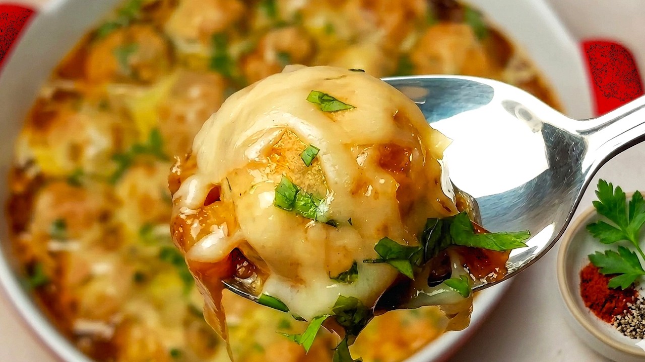 كفتة دجاج لذيذة جدا وطعم جديد مختلف جربوها وعد مني هتعجبكم جدا   FRENCH ONIONS CHICKEN MEATBALLS