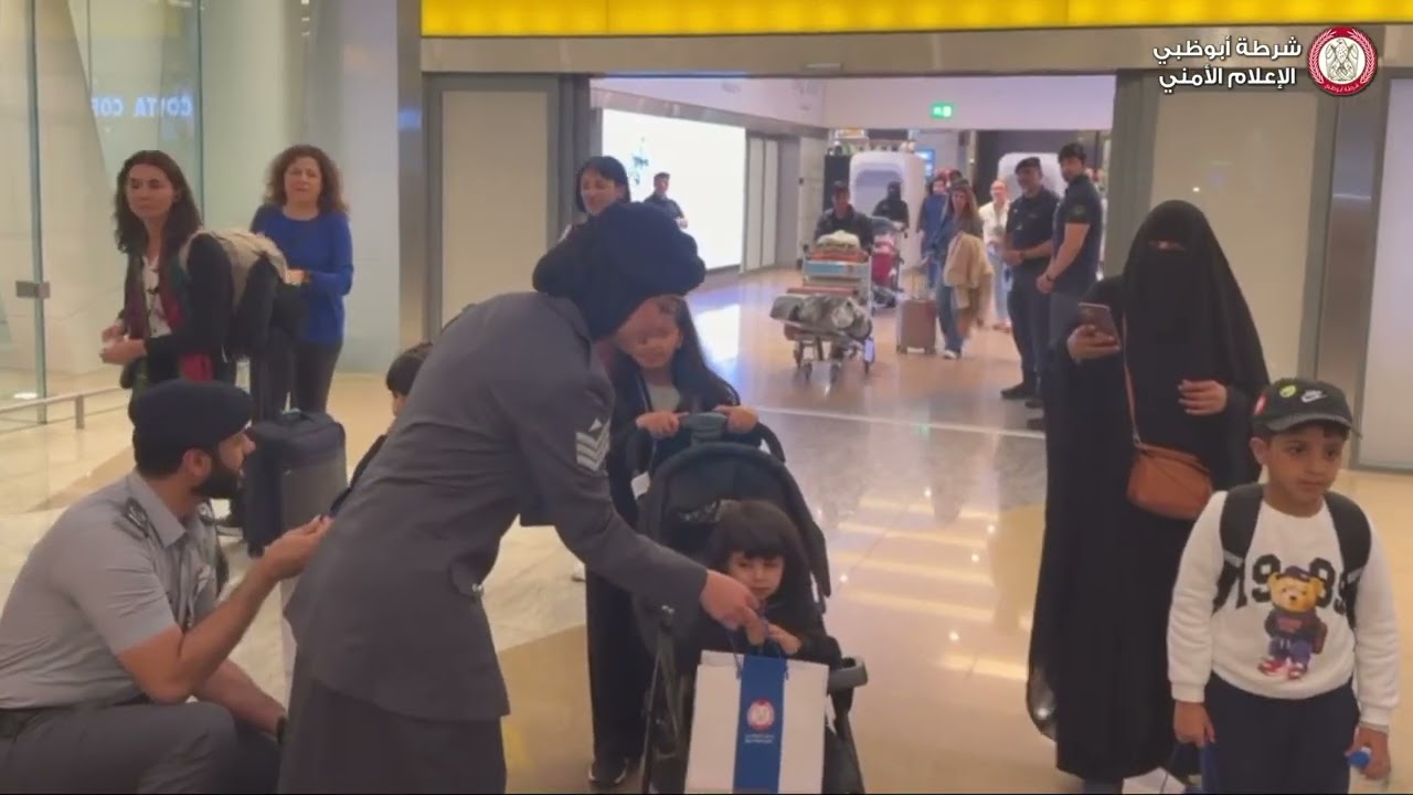 شرطة أبوظبي تستقبل الأشقاء الكويتيين بالهدايا والورود في 