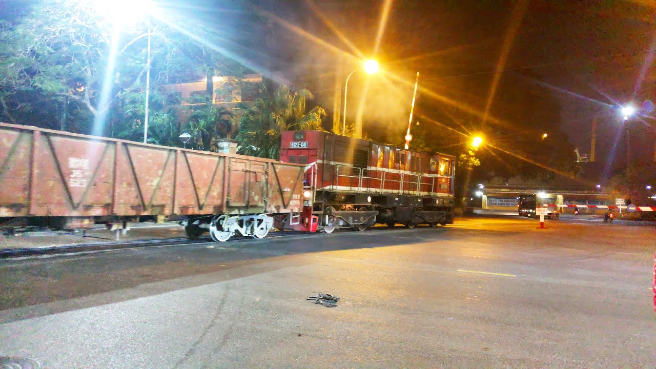 Đ12E-641 kéo tàu hàng vào cổng số 3 cảng Hải Phòng (19/02/2021)
