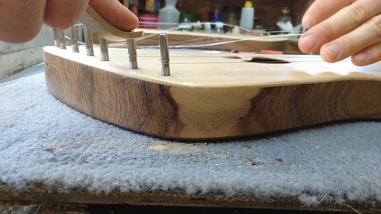 Cambio de cuerdas en el Kantele (lira pentatonica)