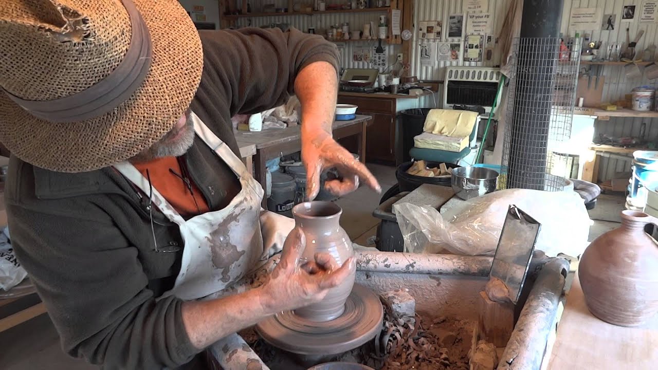 SIMON LEACH POTTERY TV - Throwing 3 lb flagons (bottles)