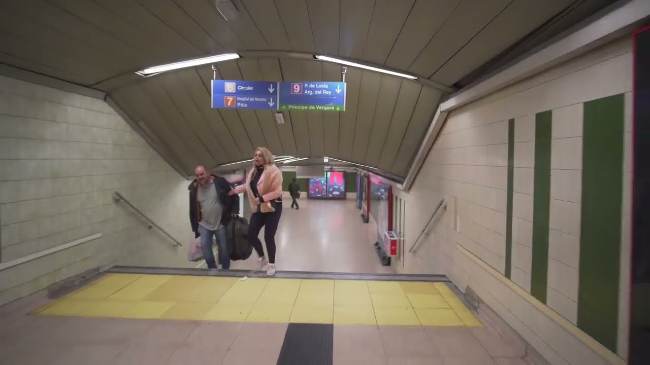Estación de Avenida de América (Interminables pasillos que unen el exterior con la línea 9 de Metro)