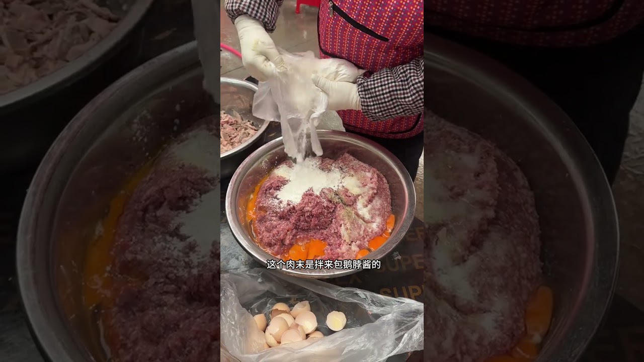 来喽来喽姐妹们 今天是家门中老辈家的搬家酒席 早餐吃米粉 今天是正席了午饭跟晚饭都是吃七大盘八大碗哦 贵州的酒席吃的都是些家常菜 但很原汁美味哦。#记录我的农村生活 #农村酒席 #乡村味道