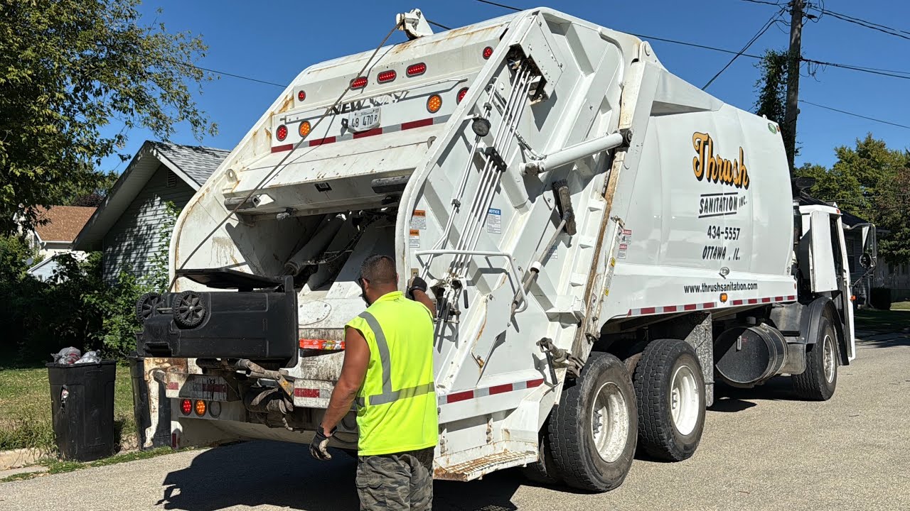 Thrush Sanitation Mack LEU New Way Rear Loader Garbage Truck