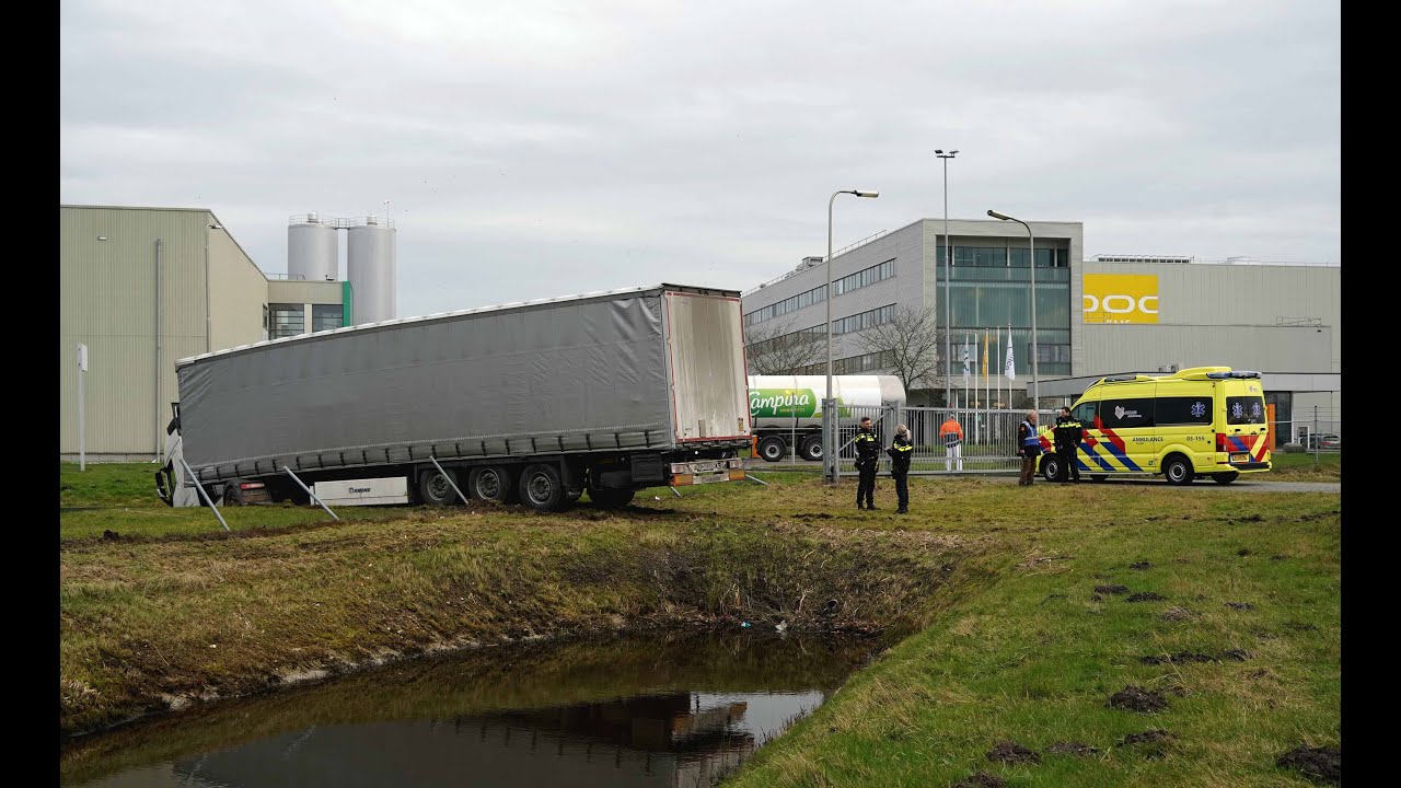 Trucker vergist zich en rijdt niet over maar langs oprit DOC Hoogeveen