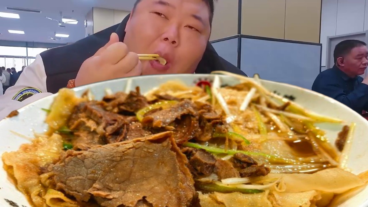 Monkey Brother visits a restaurant, where top-quality beef is piled up like a mountain.