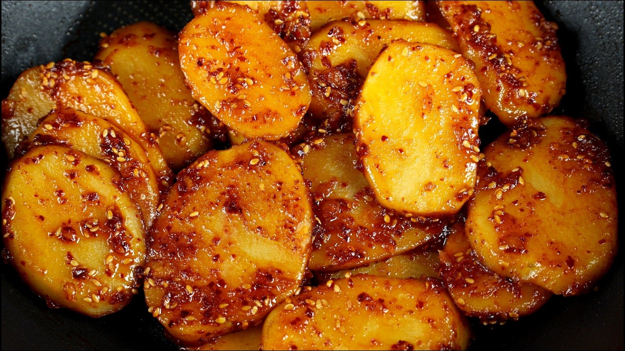 🥔 감자를 끓는 물에 식초를 넣고 살짝 데치면 코팅이 되어 절대 부서지지 않습니다. 윤기가 흘러 넘칩니다 감자조림