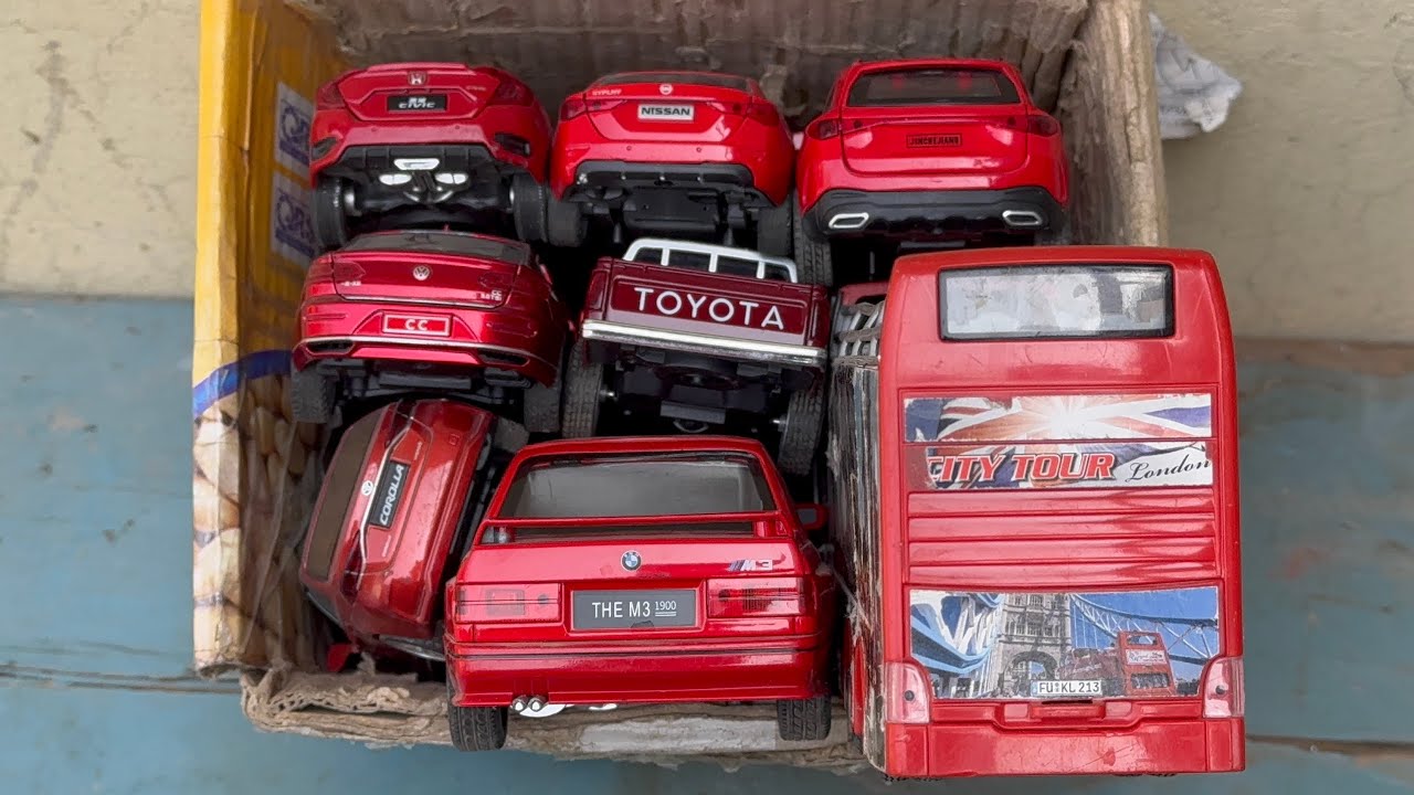 Busquemos los modelos diecast más realistas: autos, autobús Mercedes, Toyota y BMW.