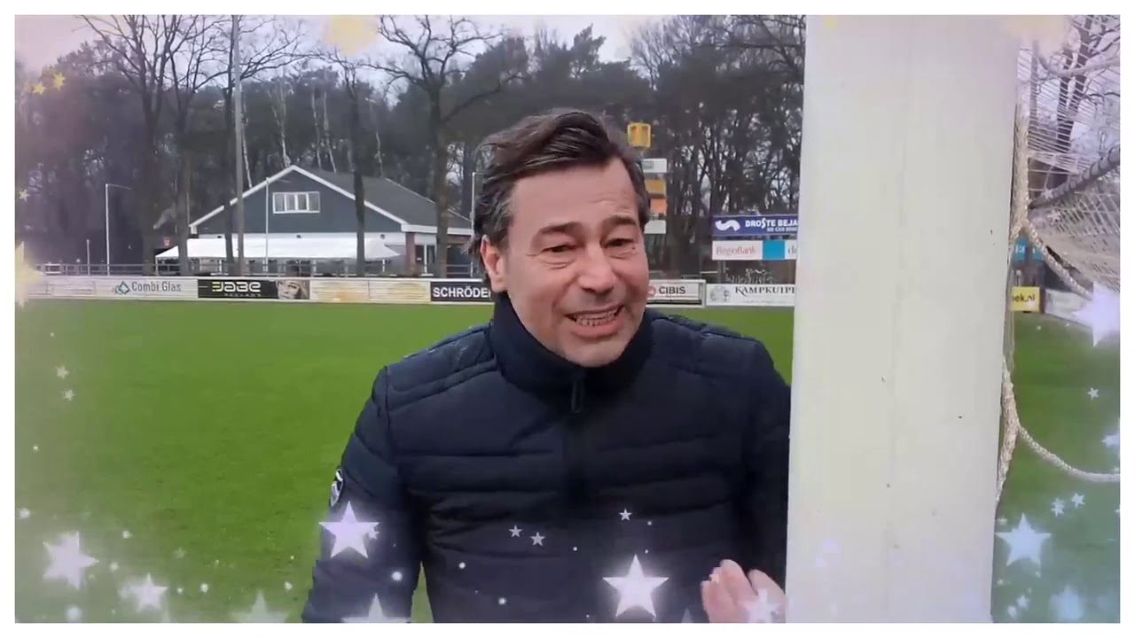 Voorzitter Eddy Droste van STEVO huldigt haar jubilarissen