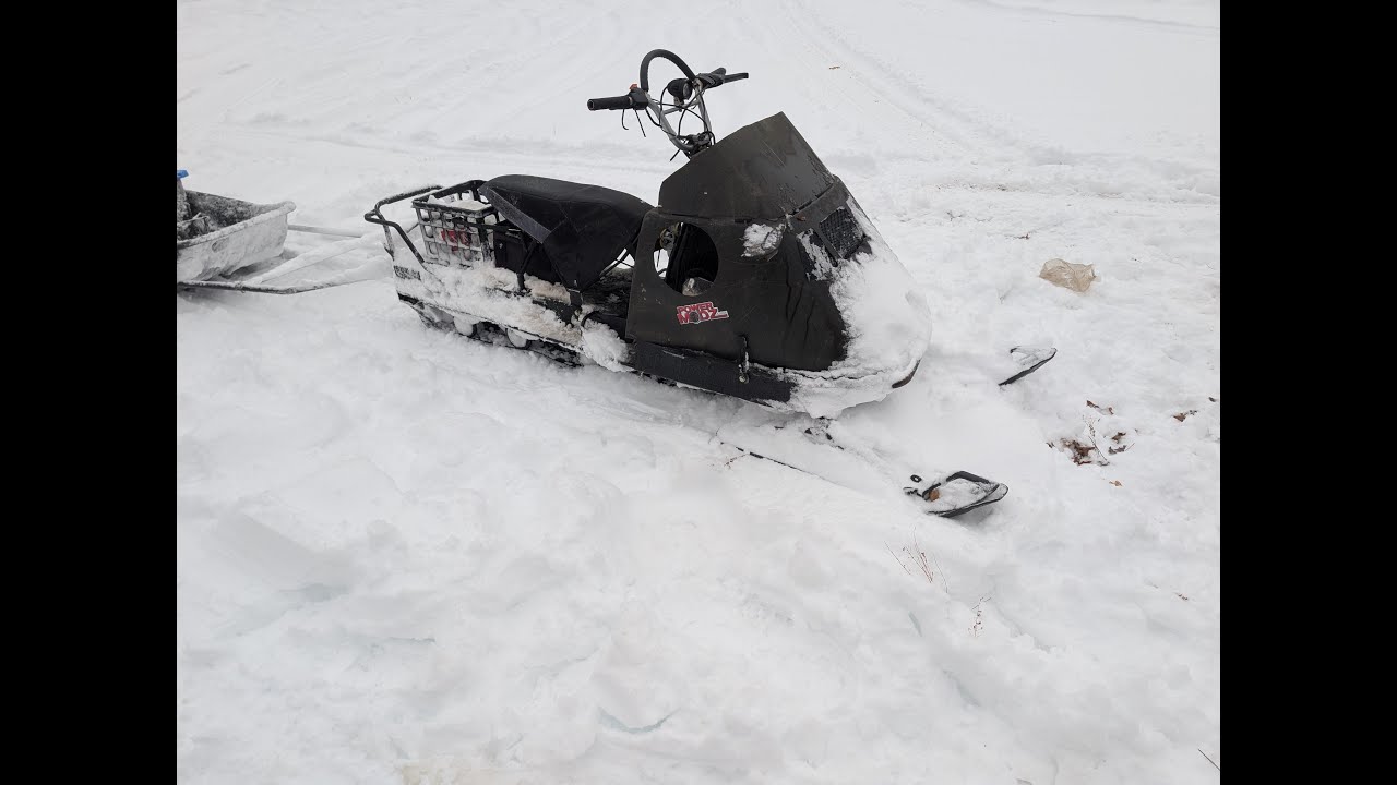 Снегоход Skidoo Elan 277 сломался в кустах.