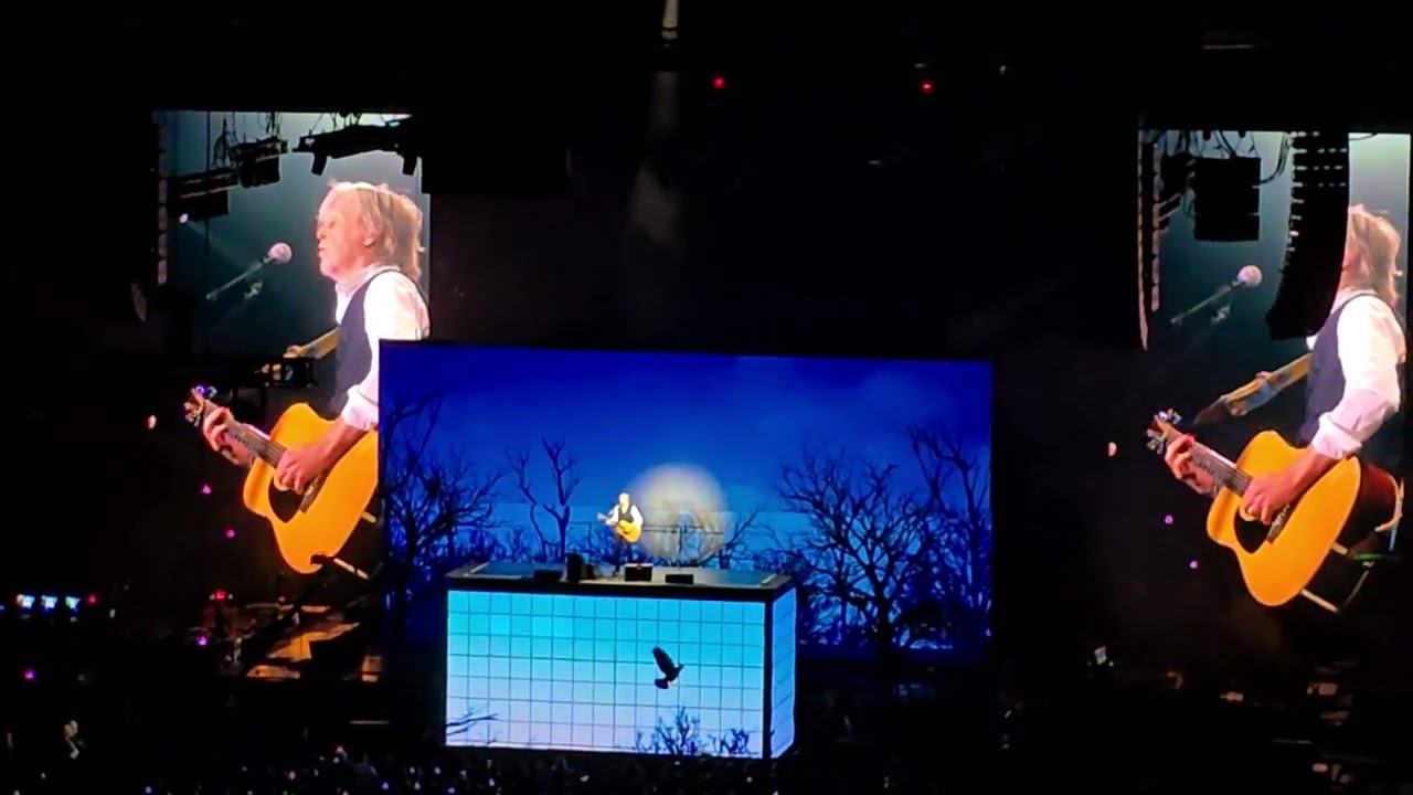 Paul McCartney - Blackbird (Live in Paris 2024)