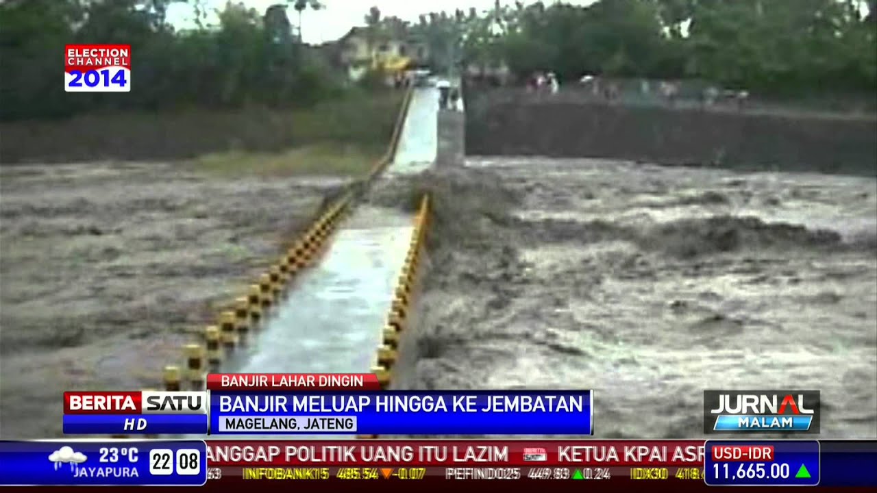 Banjir Lahar Dingin Mengalir Deras ke Atas Jembatan