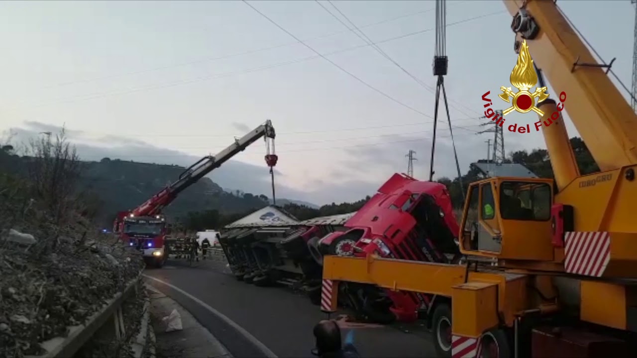 Incidente sulla Ss 280. Camion ribaltato