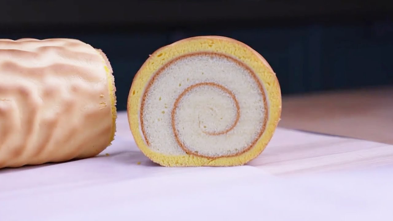 Из яиц, муки и сахара получаются пышные булочки.