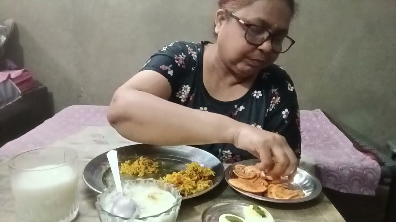 Matar pulao egg dahi wala rayta  chips eating show
