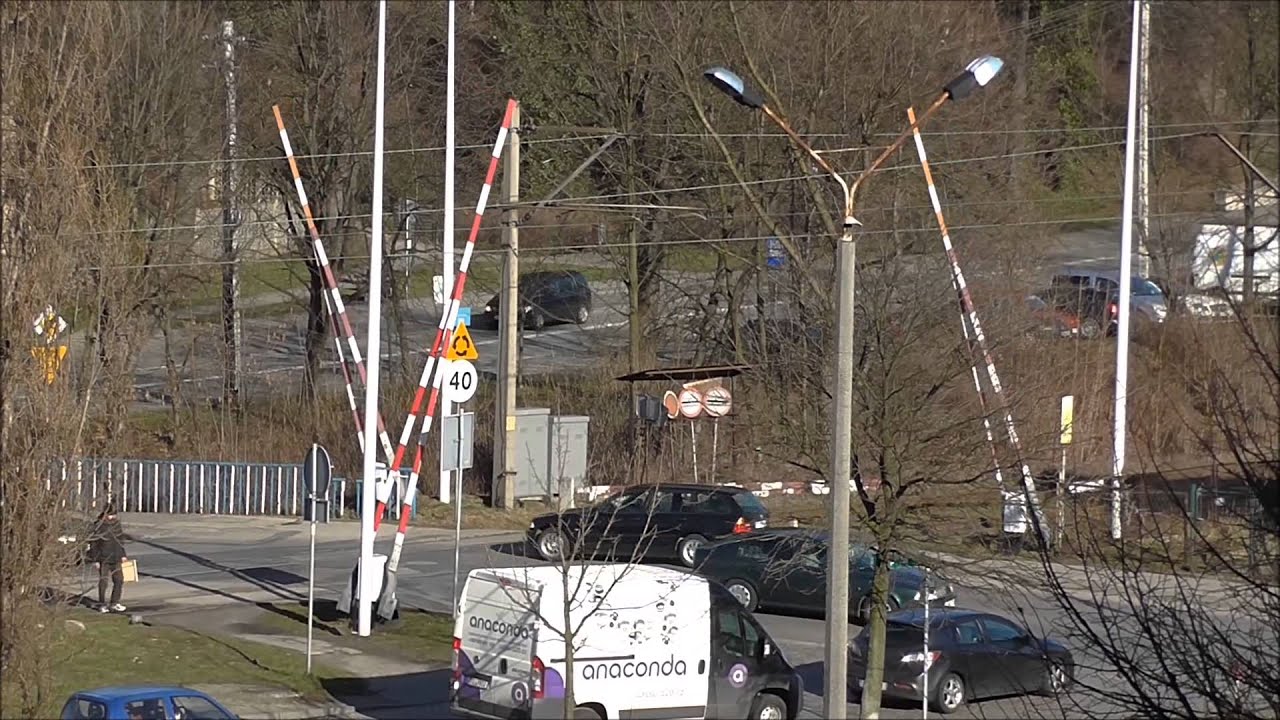 Widok ze wzg&oacute;rza zamkowego ( 2x ČD 814 i KŚ EN57 )