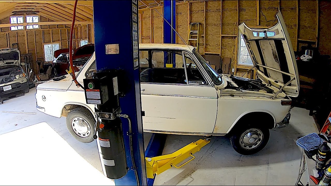 UNBELIEVABLE !!!  The Vintage BMW 1602 / 2002 Is On The Lift !!! How Rusty Is It ???
