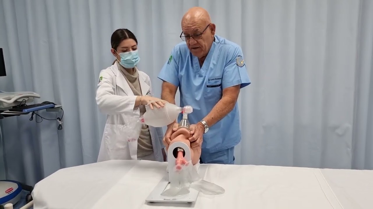 Ventilación con bolsa mascarilla a cuatro manos