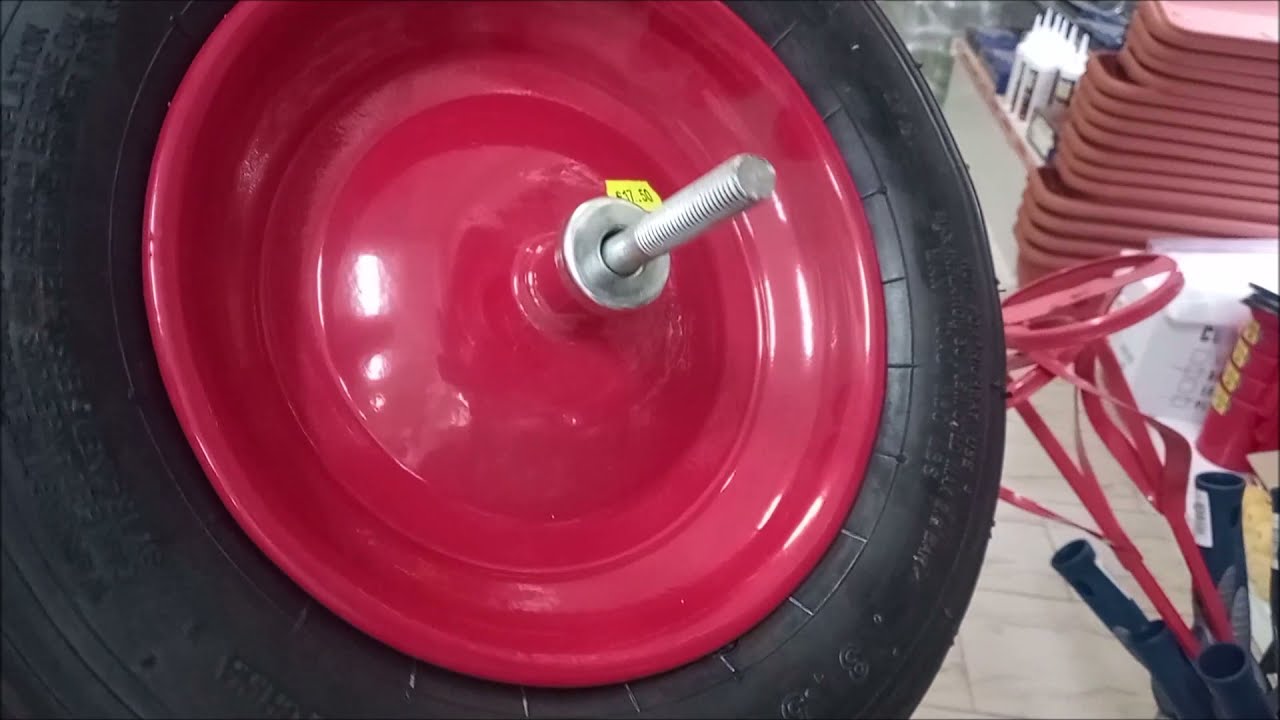 Cambio ruota ad una carriola  Pimp ma Wheelbarrow
