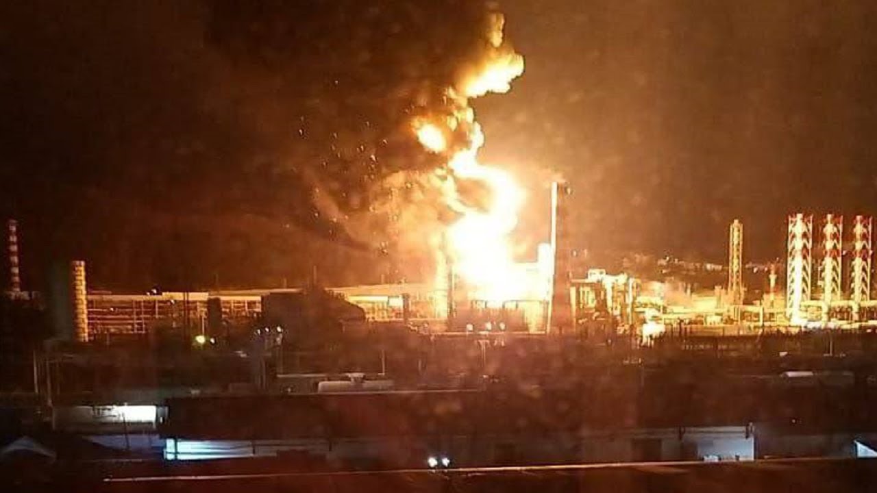 TARGETING RUSSIAN ENERGY INFRASTRUCTURE: HUGE ROSNEFT OIL REFINERY IS ON FIRE || 2024