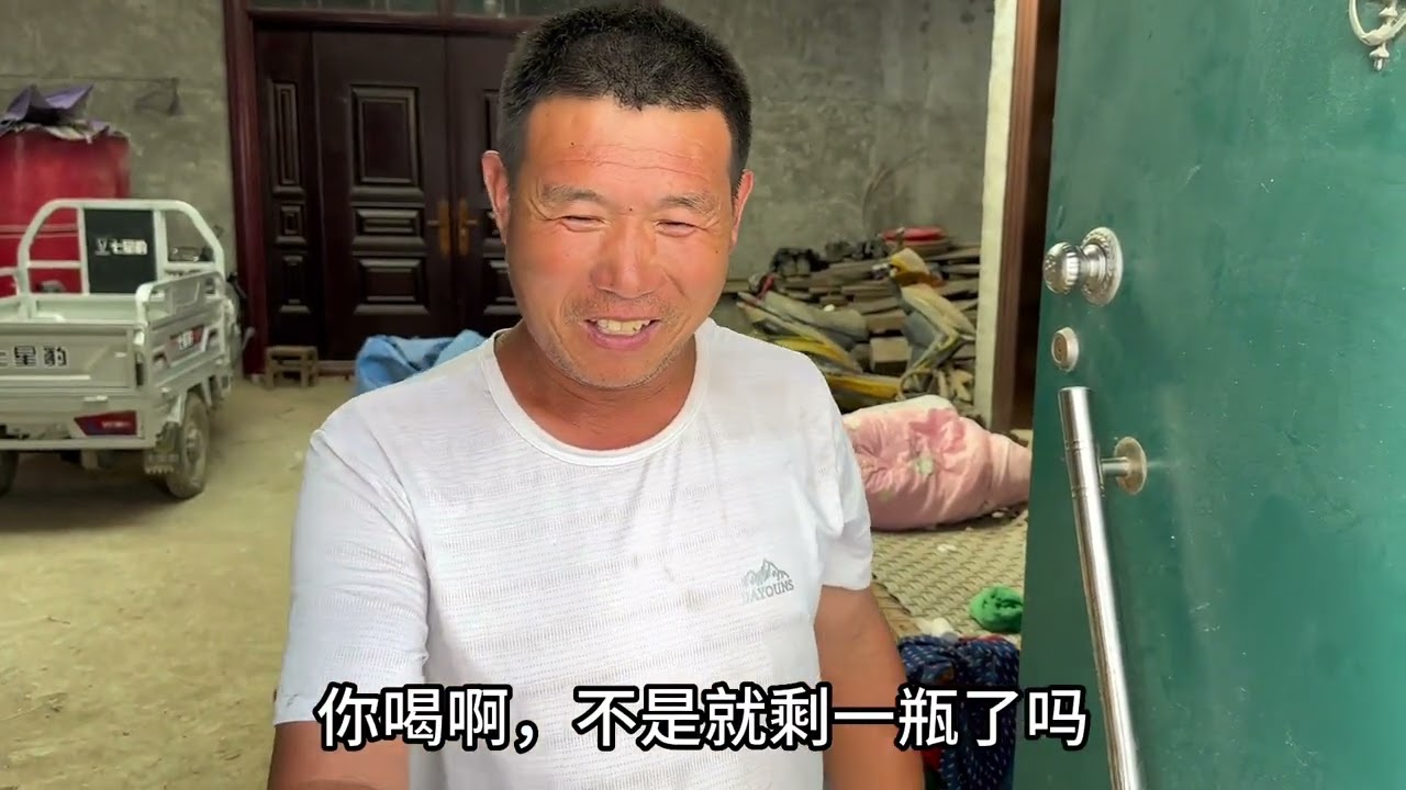 建华给玉米打农药，一瓶水之间的礼让令人感动。建华确实人不错。#我的乡村生活