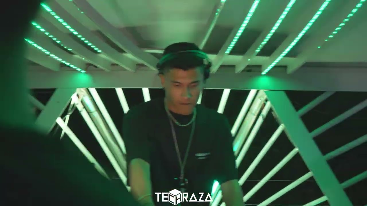 SEBASTIÁN RIVERO / EXCLUSIVE SET / TECHRAZA