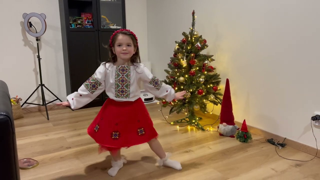 Наташа танцює під пісню «Ой у вишневому саду».Natasha Dances to the Ukrainian «Oi u Vyshnevomu Sadu»