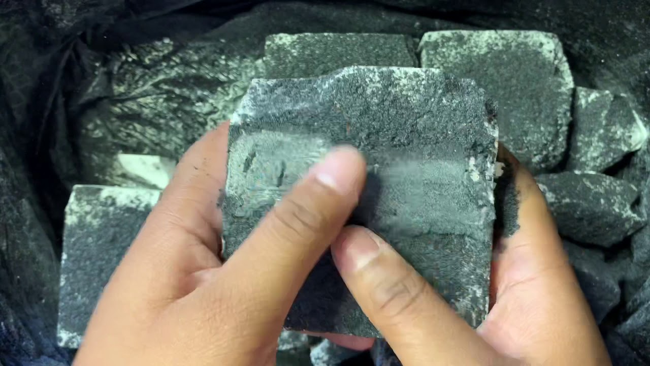 ASMR ✊🏾 BLACKOUT ✊🏾 Gym Chalk Crumbles ✊🏾 Relaxing Sounds !